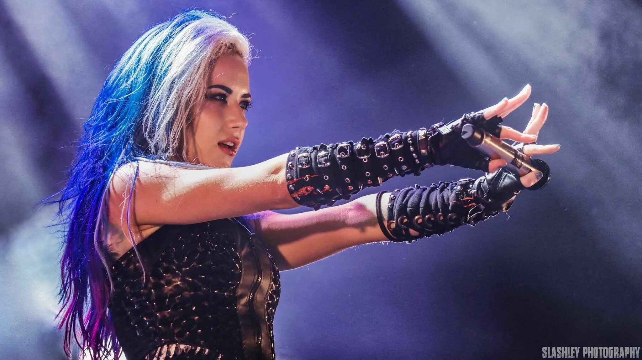 Группа arch enemy солистка. Enemy eyes группа. Алиса вайт гласс. Группа arch enemy солистка. The enemy live.