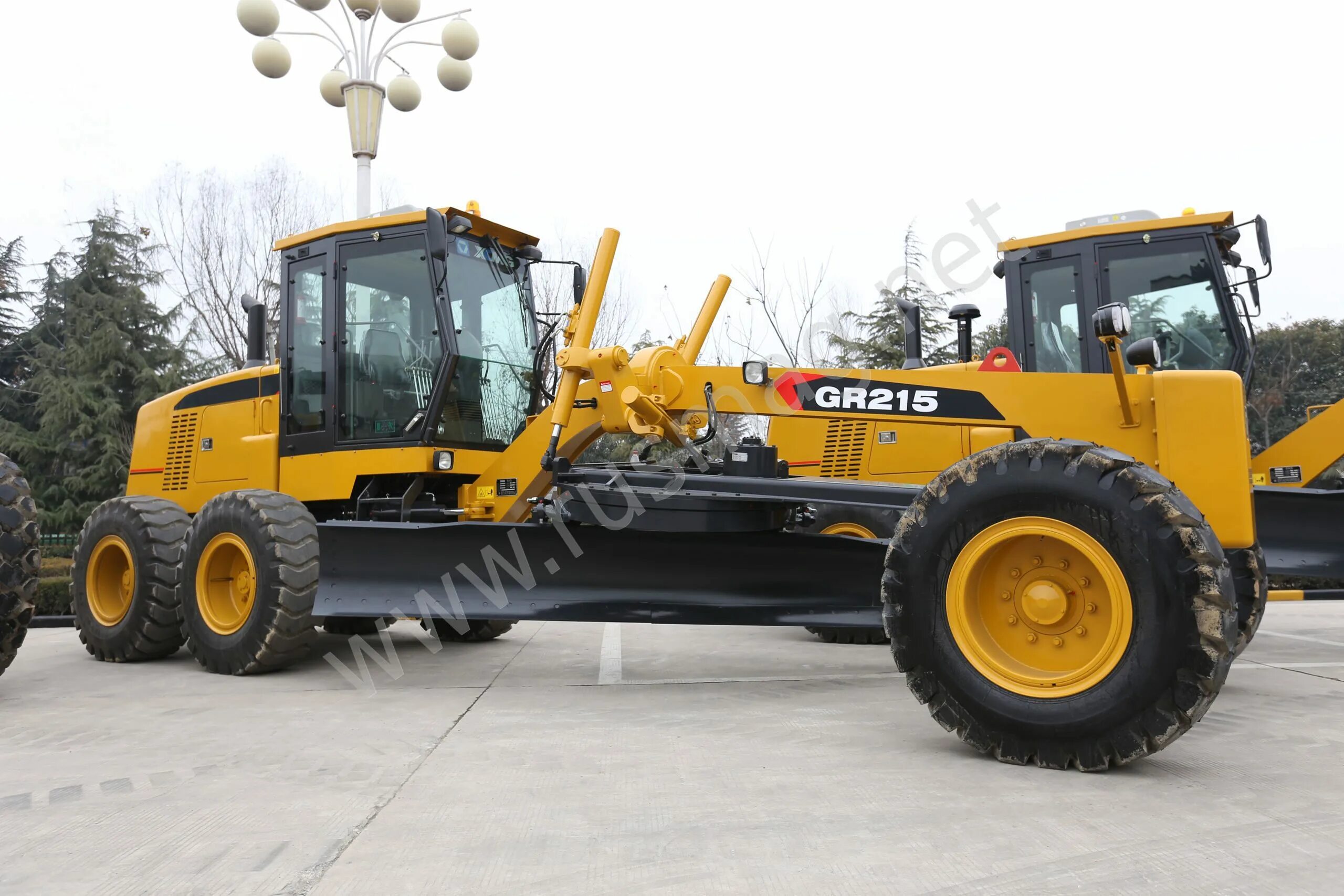 Грейдер xcmg gr215. XCMG gr215a. Автогрейдер XCMG gr215a. XCMG 215 автогрейдер. Автогрейдер китайский XCMG 215а.