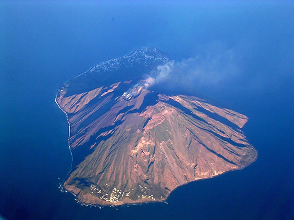 Стромболи вулкан. Остров Стромболи Италия. Вулкан Стромболи Сицилия. Остров вулкан в Италии. Volcano island