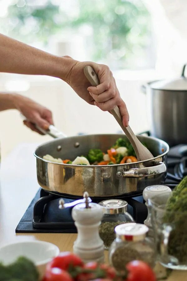 Кулинария картинки. Приготовление еды. Kocht. Макароны с мясом и шпинатом. Мешать еду.