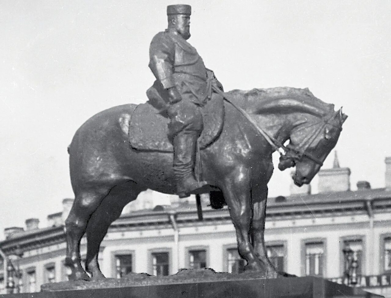 Памятник александру 3 в санкт. Памятник Александру III (Санкт-Петербург). Памятник Александру 3 в Петербурге 1909. Памятник Александру 3 Трубецкой. Трубецкой (памятник Александру III В Петербурге).