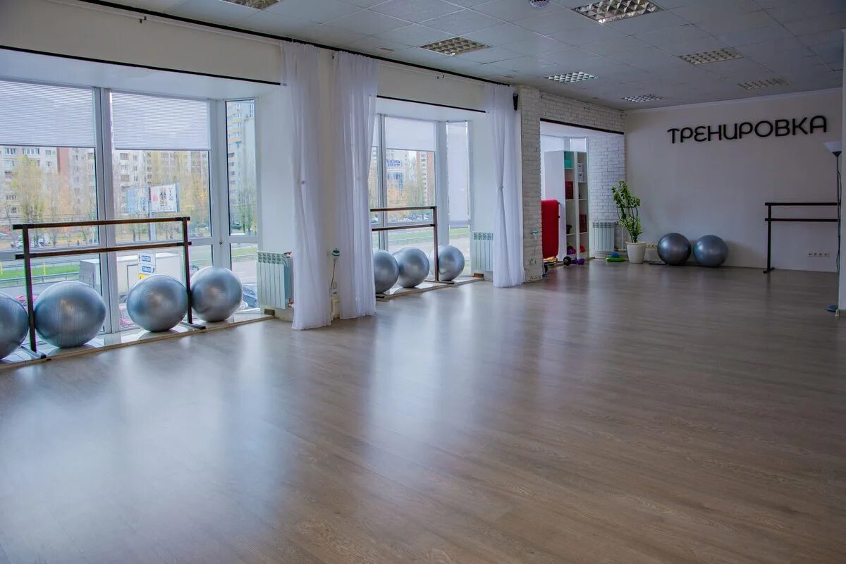 Заниматься в спортзале. Функциональный тренинг упражнения. Тренировка 36. Тренажерный зал. Спортивные девушки.