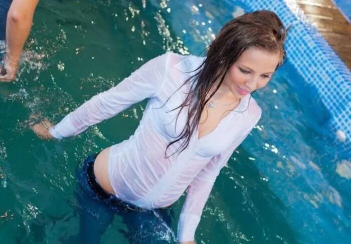 Анастасия пелевина (anastasiya pelevina) модель. Девушка в воде. Фотосессия в мокрой одежде. Девушка в мокрой рубашке. Девушка в мокрой одкджк.
