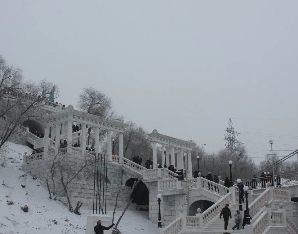 Мост через урал оренбург фото. Пешеходный мост через реку Урал Оренбург. Мост реки Урал в Оренбурге. Набережная реки Урал Оренбург. Оренбург мост Европа Азия зима.