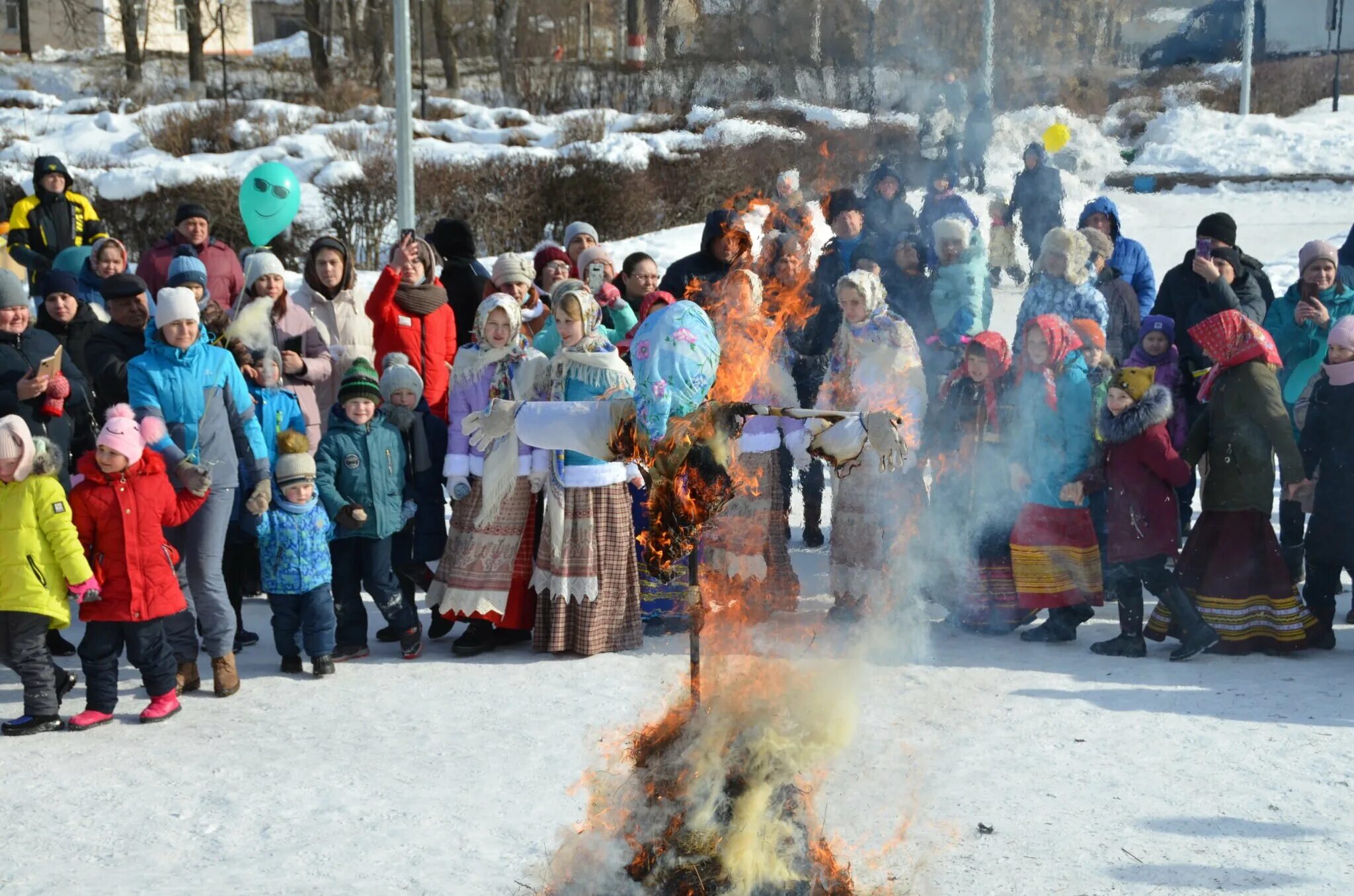 Прощение в последний день масленицы. Прощёное воскресенье Масленица. Последний день Масленицы. Воскресенье проводы Масленицы. Последнее воскресенье Масленицы.