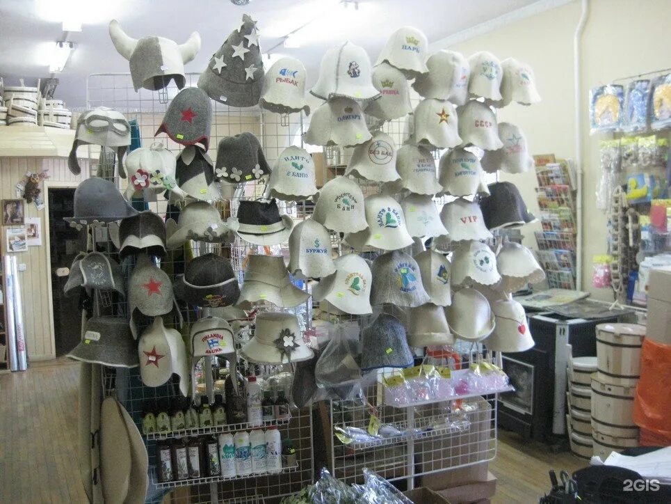 выкладка товаров для бани. магазин товаров для бани. магазин банных товаров. магазин для бани и сауны. отдел банных принадлежностей.