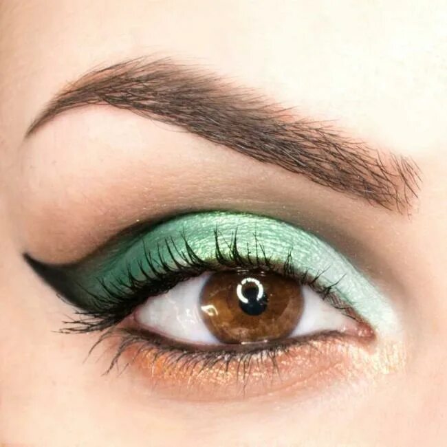 Макияж для зеленых глаз. Макияж с зелеными стрелками для зеленых глаз. Усталый взгляд макияж. Зеленые тени хаки. Макияж с зеленым карандашом.