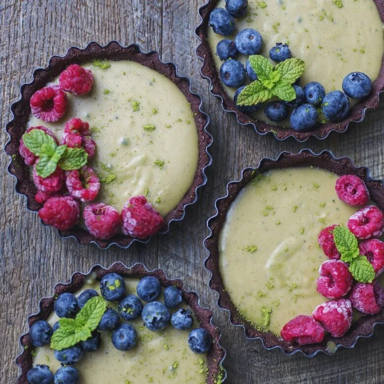 Веган пирожные. Веган пирожные. Веганские десерты. Raw vegan десерты. Веганский шоколадный торт.