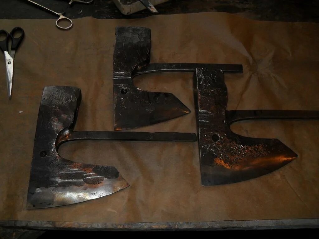 Кузница горн наковальня. Кузнечное дело изделия. Кузнец разбор. Кузнечный фестиваль псков. Кузница горн наковальня.