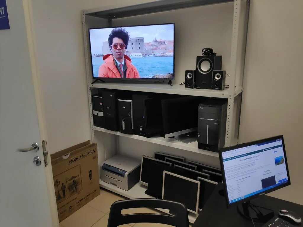 Телевизоры в комиссионке. Комиссионный магазин баннер. Комиссионный магазин телевизоров. Комиссионный магазин телевизоров. Продается телевизор.