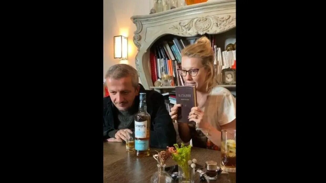 Правда ли что собчак и нарусова. Собчак богомолов и нарусова. виски который пьют к.богомолов и собчак. нарусова и собчак снялись для журнала. собчак и богомолов за новогодним столом.