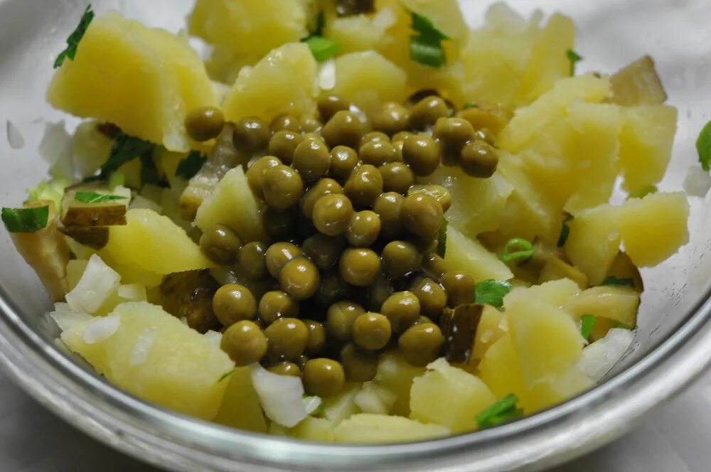 Салат с зелёным горошком и яйцом. Салат с картошкой и солеными огурцами. Салат с огурцом и горошком. Салат с огурцом и яйцом. Салат картошка огурцы горошек.