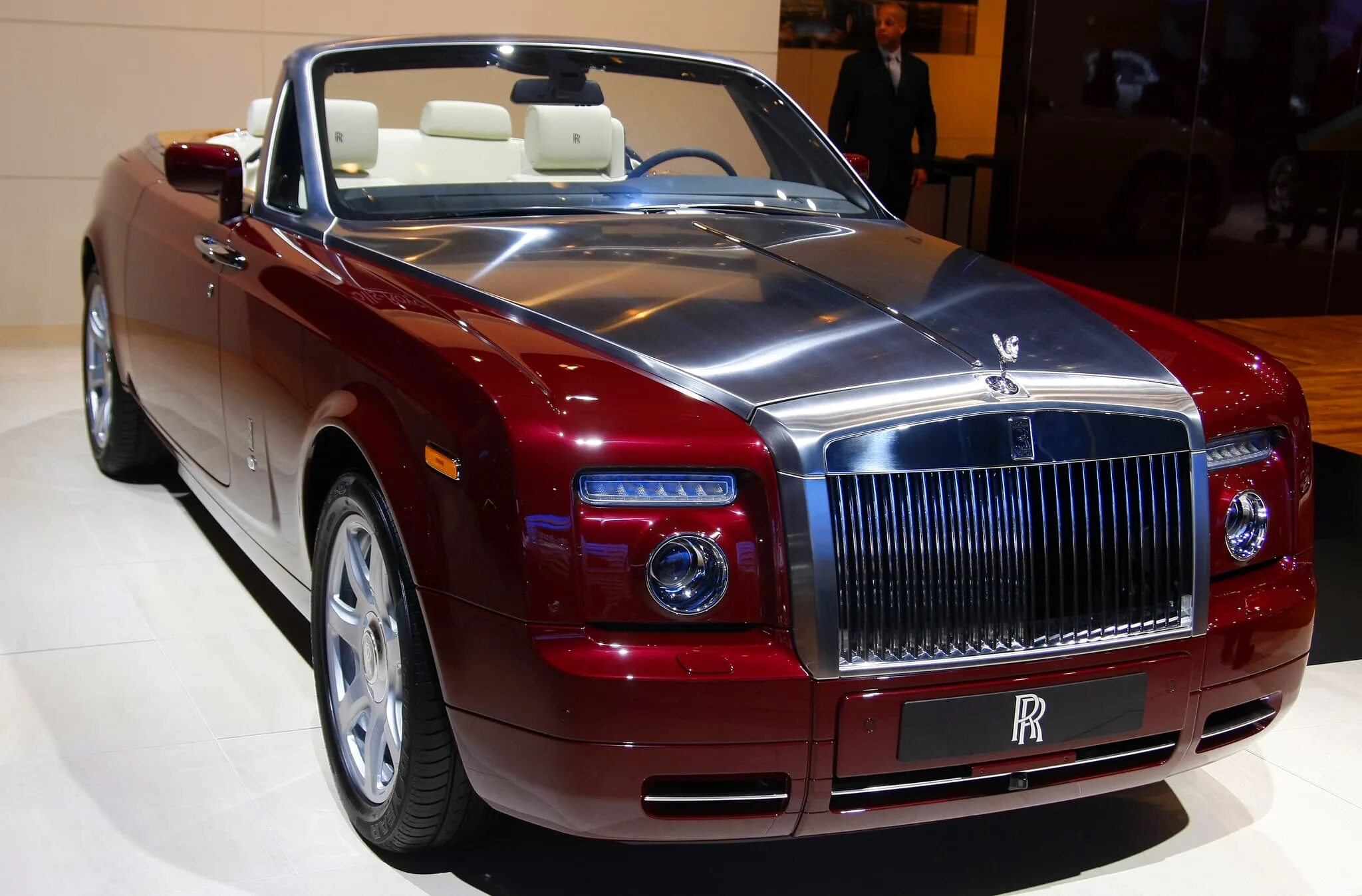 Rose royce машина. Розовый кадиллак эскалейд 2021. Rolls royce ghost 2012. Машина роллс ройс. Rolls royce ghost.