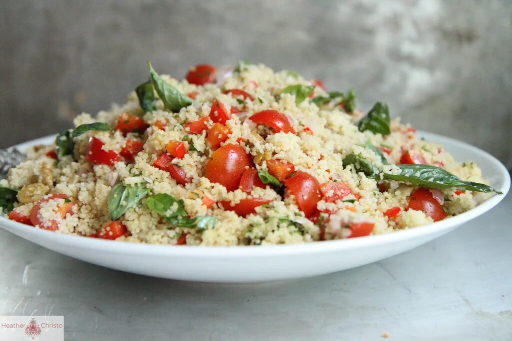 Кус кус пп. Средиземноморский салат с кускусом. салат с кускусом и помидорами. кус кус с помидорами и фетой.