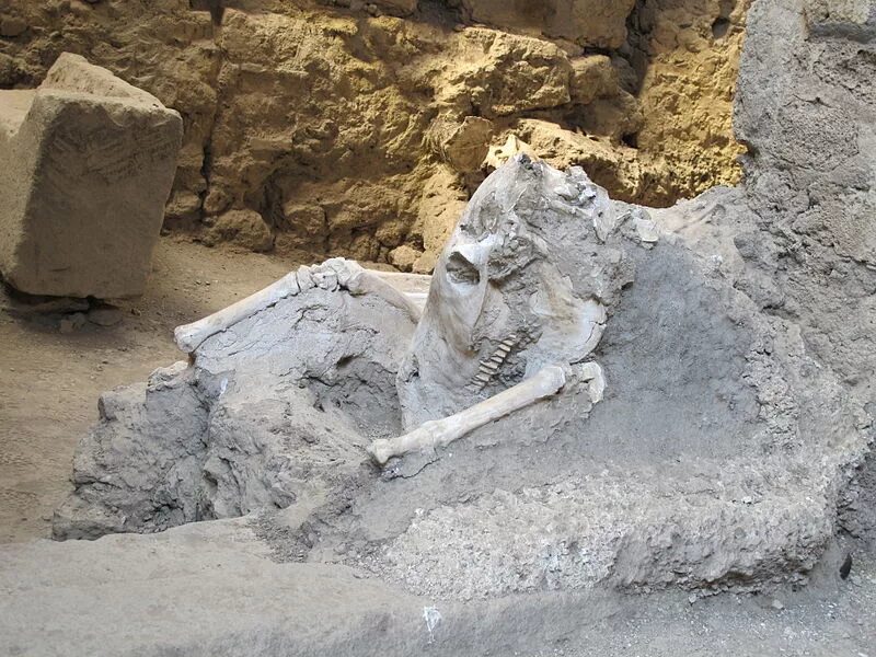 Вулкан уничтоживший помпеи. Раскопки помпей и геркуланума 1755. помпеи город погребённый. помпеи люди под пеплом.