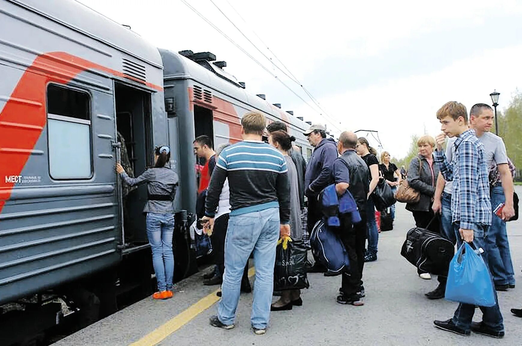 Куда приезд. Пассажиры на вокзале. Поезд на перроне. Пассажиры на перроне. Посадка пассажиров в поезд.