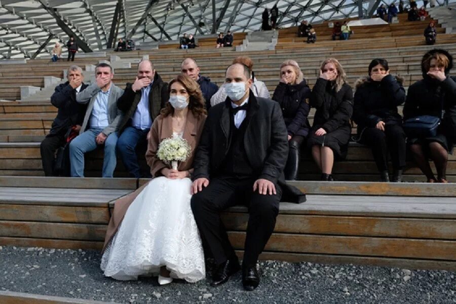 Можно ли жениться в пост 2024. Свадьба в масках. Церемония свадьбы в России. Свадьба в масках ЗАГС. Свадьбы в пандемию в России.