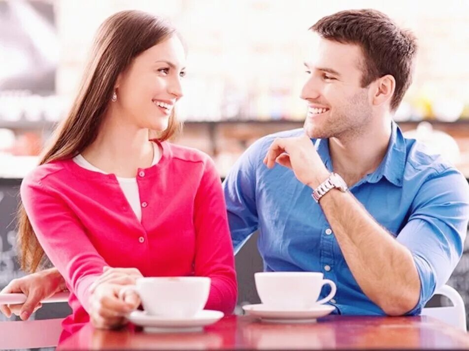 Как говорится с девушкой. Парень и девушка беседуют. Разговор мужчины и женщины. Парень знакомится с девушкой. Пара беседует.