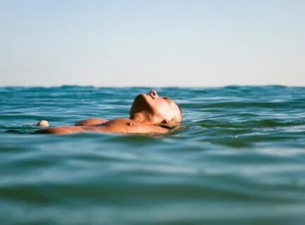 Плавать в море во сне