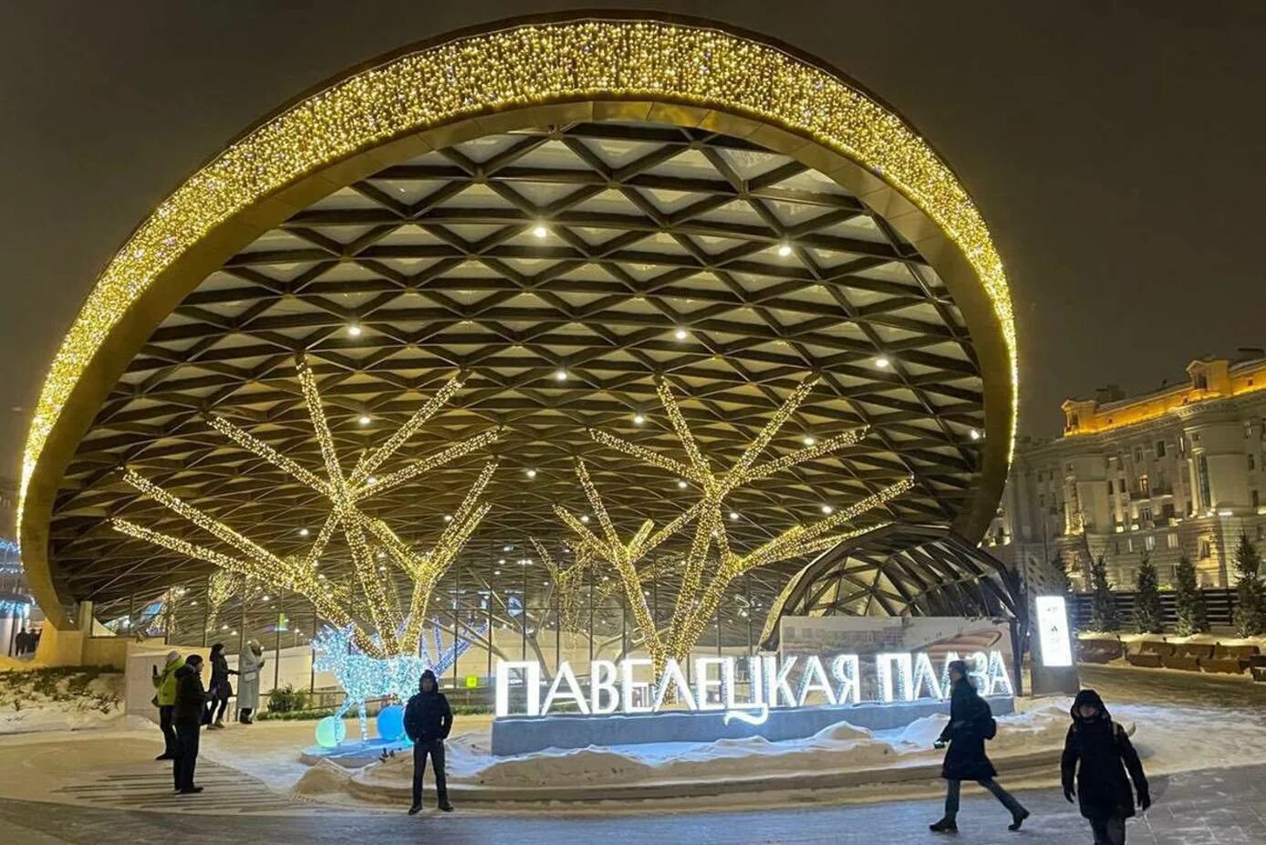 Павелецкий центр москва. Павелецкая плаза парк. павелецкая плаза площадь. павелецкая плаза торговый центр москва. новый торговый центр на павелецкой в москве.