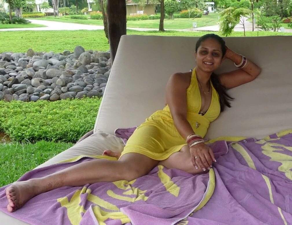 True wife. Foot aunty на улице. Foot aunty в Сланцах. Indian Honeymoon hot. Natashenka Honeymoon.