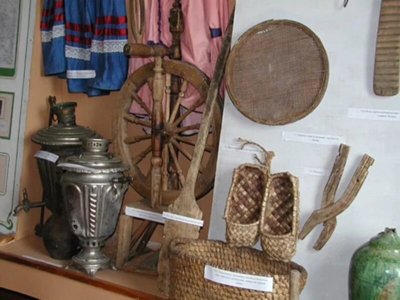 Старинные предметы быта. Музей истории адлерского района адлер. Выставка крестьянский быт краеведческий музей. Музей крестьянского быта жили-были сергиев посад. Старинные вещи фото для детей.