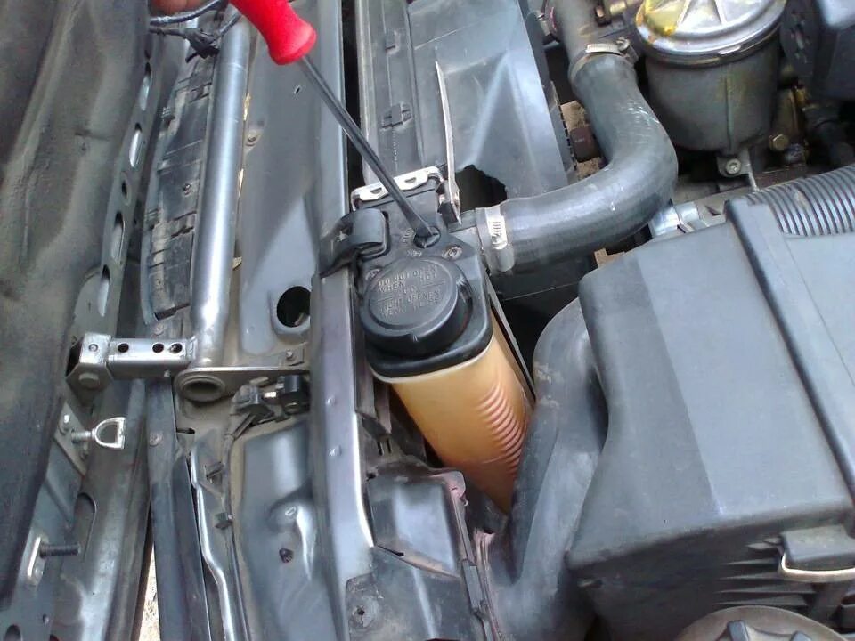 Масло внутри двигателя. Убитый двигатель. Заливка масла в двигатель. Залил m. Машинное масло.