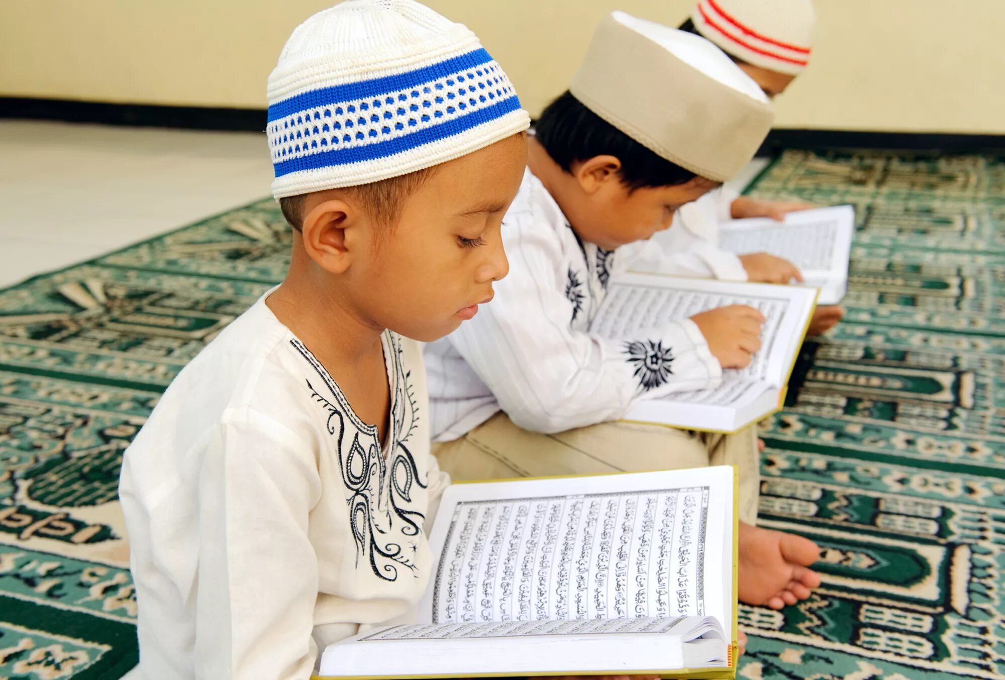 Традиции воспитания детей в Исламе. Мусульманские дети. Чтение Корана. Мусульманские дети в мечети.