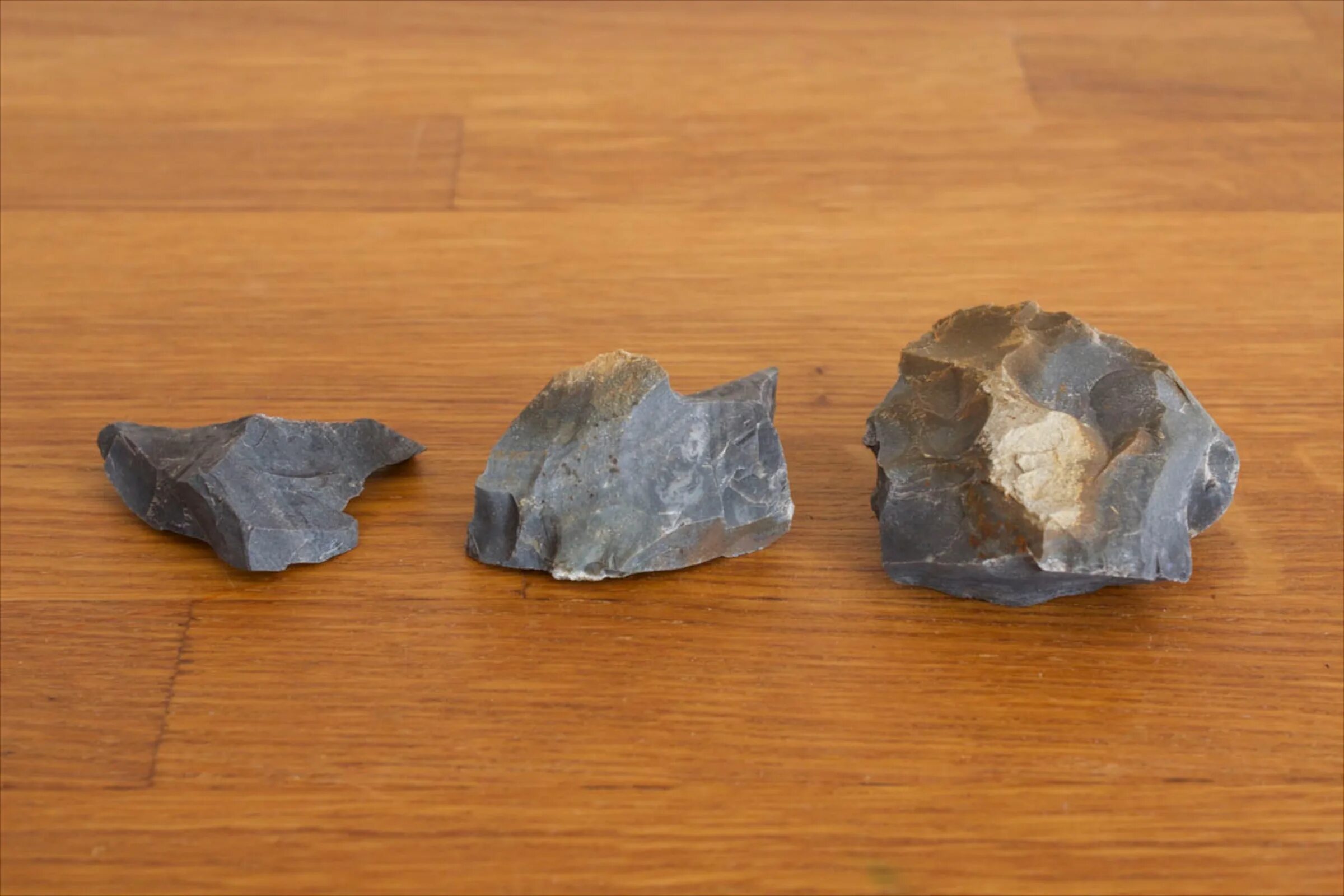 Кремень искры. Камень для высекания огня. Огниво кусок камня. Огниво кремень и трут. Добыча огня камнями.