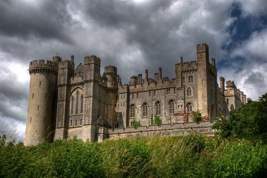 Замки британии. Арундельский замок Англия. Замок Фолган Англия. Англия замки средневековья. Англия замки 16 век.