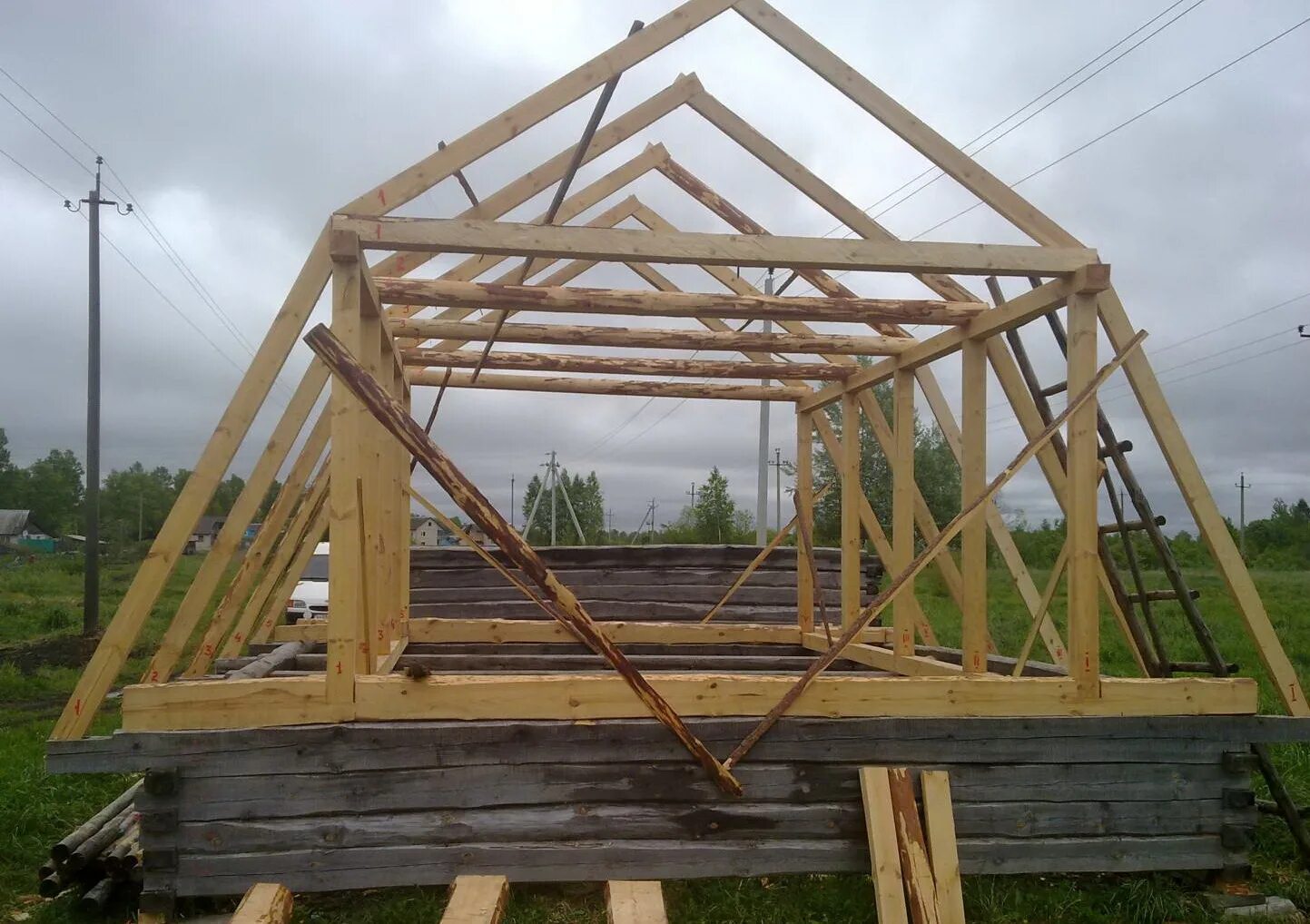 Мансардная ломаная кровля. Двухскатная ломаная крыша стропильная система. Стропильная система мансардной крыши. Четырехскатная ломаная мансардная крыша. Стропильная система мансардной кровли.