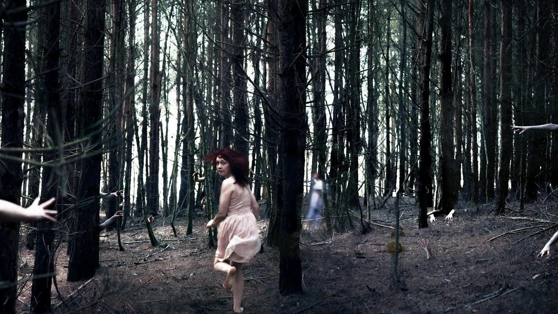 Лес призраков (the Forest), 2015. Фотосессия в лесу. Девушка бежит в лесу.