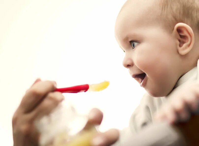Baby hungry. Babynahrung. Babies are hungry. Ребенок ест пюре. Как понять что ребёнок голодный в пять месяцев.