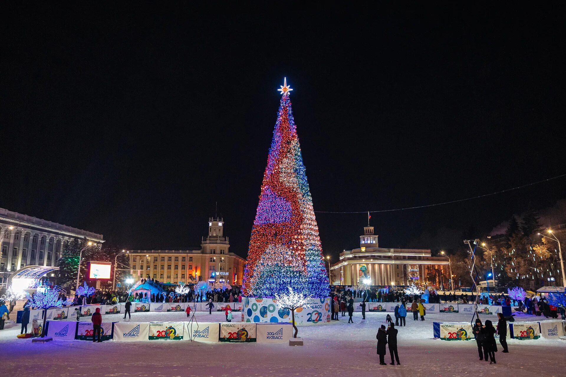Новый год 2025 новокузнецк. Новокузнецк город украсили к новому году. С новым годом новокузнецк. Площадь в кемерово 2022 елка. Фото новокузнецка 2022.