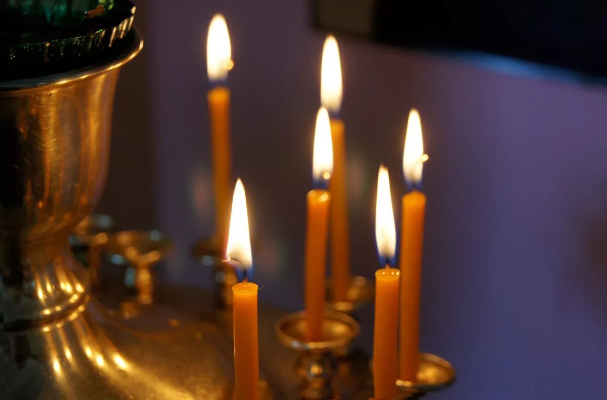 Свечи в храме. Свеча православная. Горящие свечи в храме. Православие свечи. В церкви горят свечи