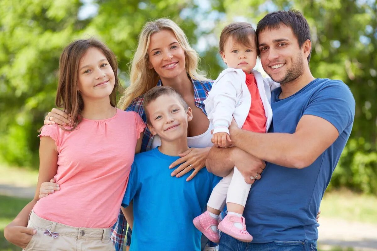 3 ребенка это многодетная семья. Семья со счастливым ребёнком. дети с родителями. счастливые дети и родители. семья с 3 детьми.