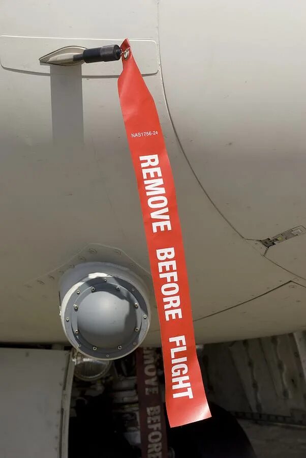 Before removing перевод. Remove before flight. ремувки на самолете. заглушка авиация. лента remove before flight.
