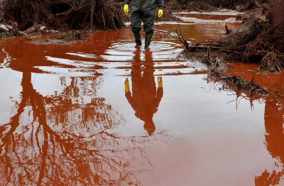 Токсичные вещества в воде. Экологическая катастрофа. химикаты в воде. последствия экологических катастроф. экологическое бедствие.