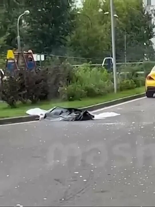 Мужчина выпрыгнул. Мужчина выпрыгнул. Девушка выбросилась из окна. Мужчина выпрыгнул. Человек выпрыгивает из окна.