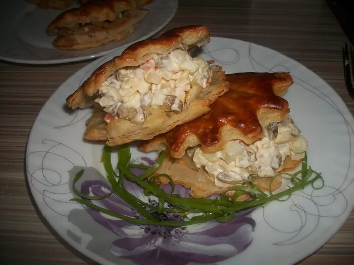 Закуска ракушки с жемчужиной. Салат в форме морской ракушки. Подача закусок в ракушке. Салат ракушка. Салат в виде ракушки.