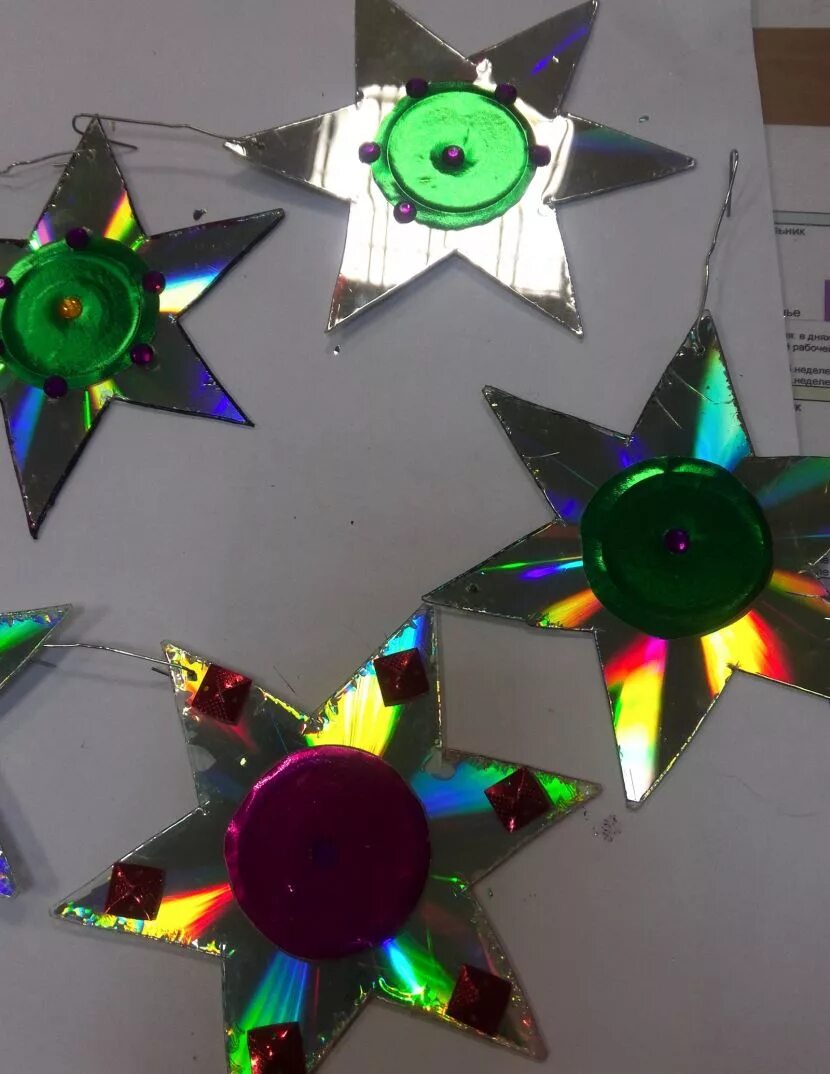 Поделки из сд дисков. Звезды из дисков своими руками. Как из дисков сделать звезду. Звезда из дисков. Снежинки из дисков компьютерных.