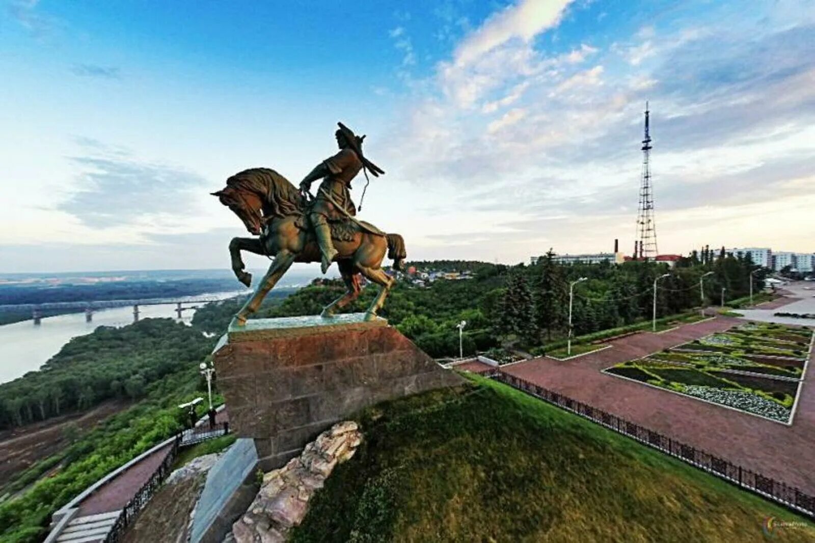 Уфа салават на машине. Салават Юлаев памятник в Уфе. Салават Юлаев памятник Башкирии. Памятник Салавату Юлаеву в Уфе. Памятник Салавату Юлаеву в городе Салават.