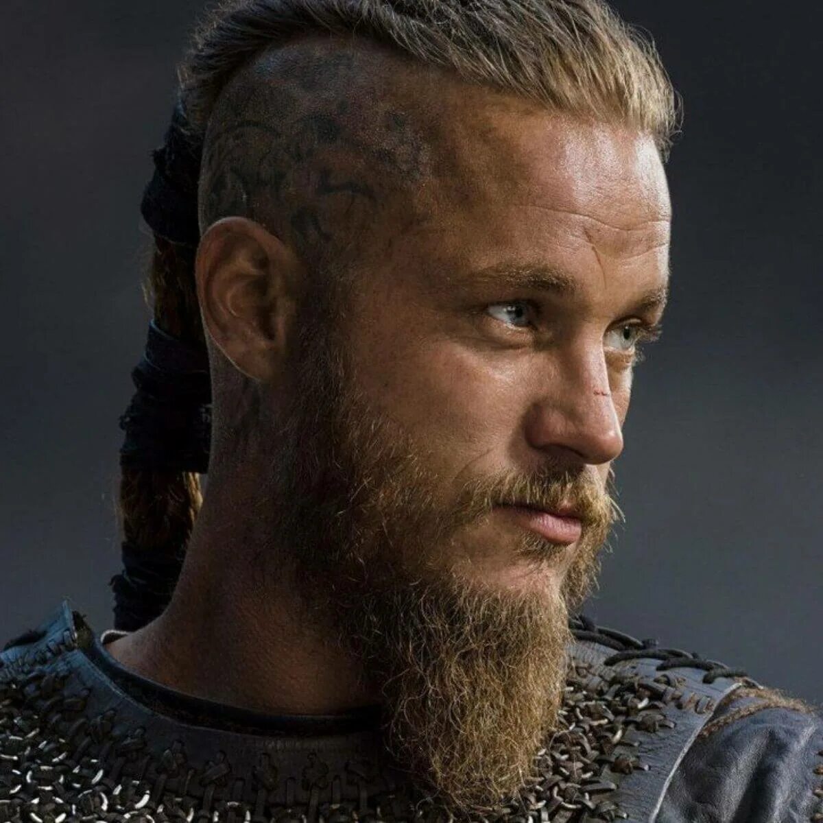 рагнар лодброк косички. рагнар лодброк борода косой. трэвис фиммел. лонг андеркат викинг. могавк рагнар лодброк.