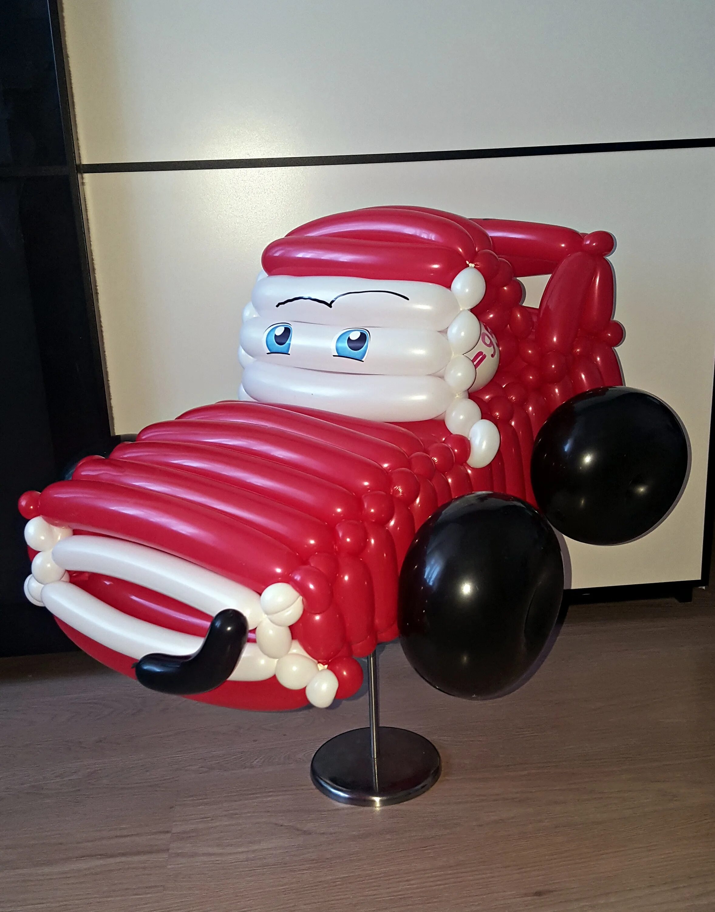 Машина из шаров. Машинка из шаров. Машинки из воздушных шариков. Фигура из шаров «машина». Машина из ШДМ.