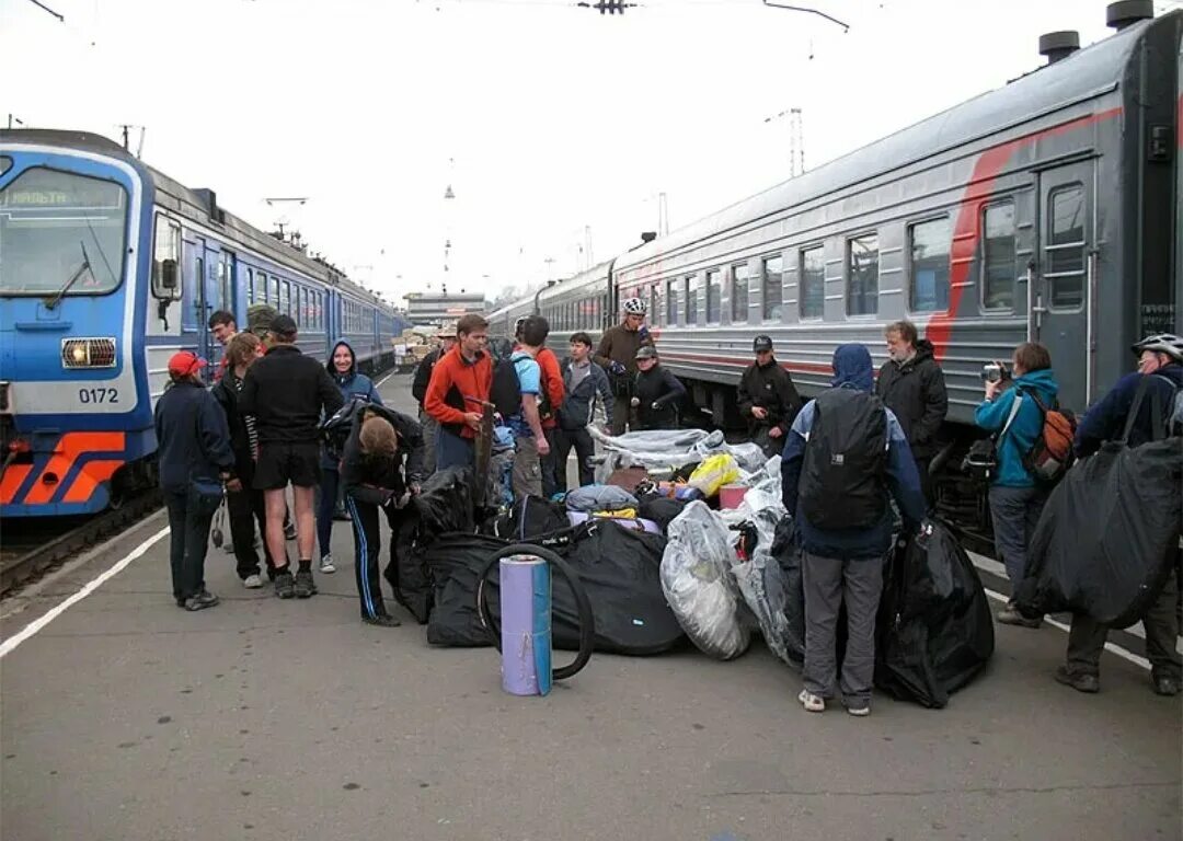 Новости мигранты уедут из россии. Люди на вокзале. Люди на ЖД вокзале. Поезд с мигрантами. Мигранты на вокзале.