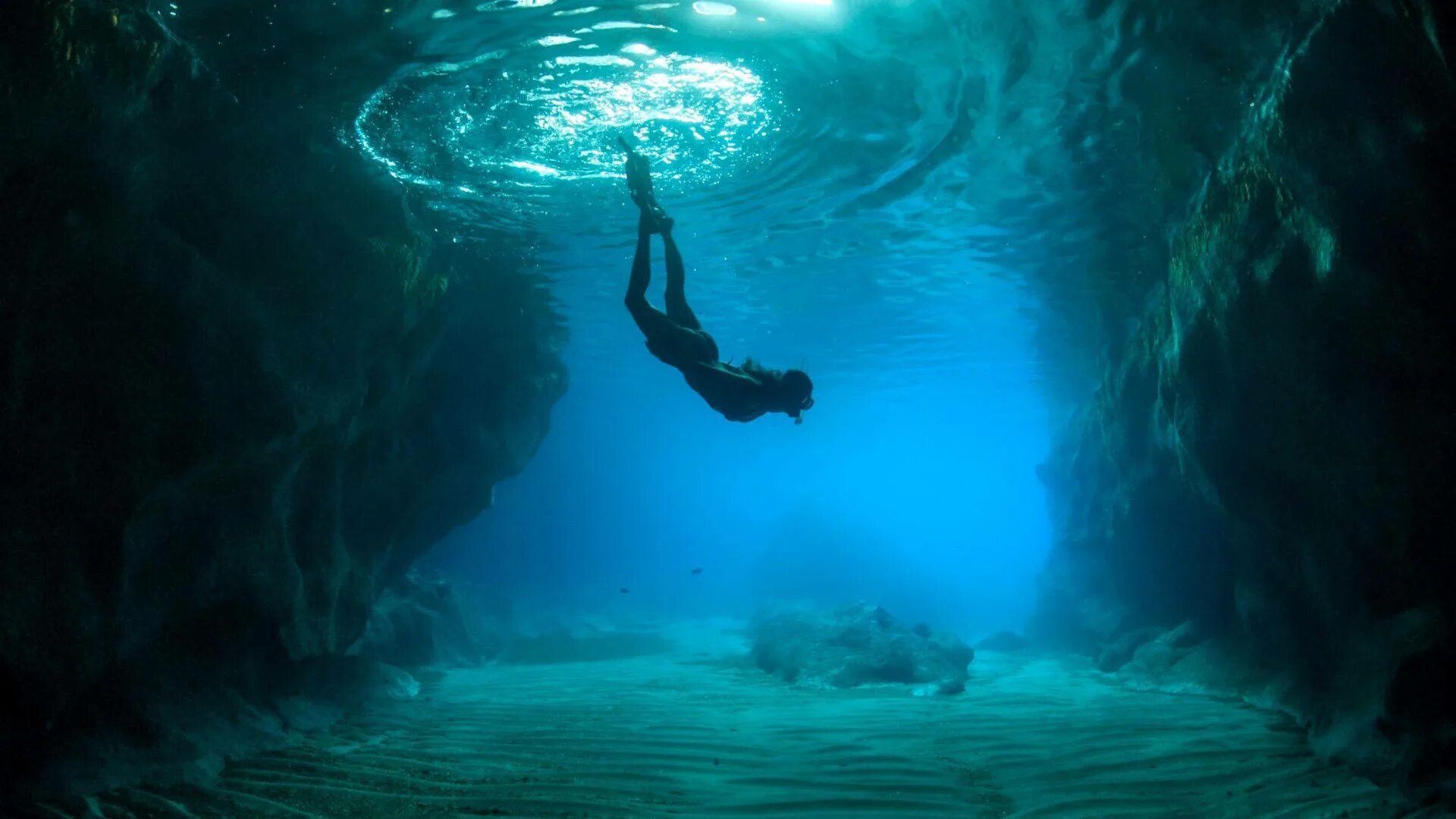 Под водой. Океан под водой. Погружение под воду. Глубина погружения.
