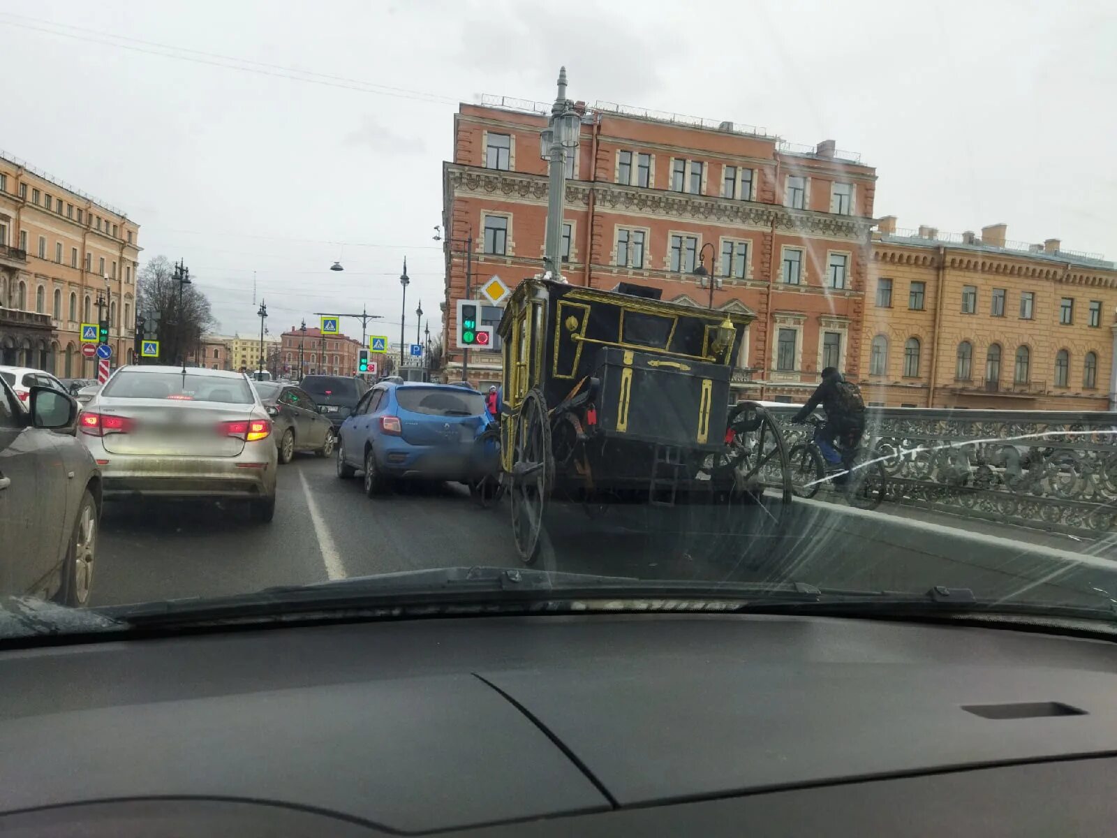 Петербург чп новости. На Благовещенском мосту авария с каретой. ДТП С каретой. ДТП С каретой в Санкт-Петербурге.