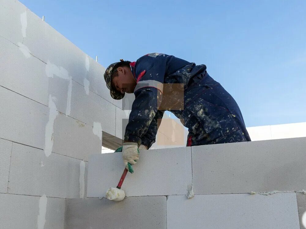 Кладка газобетонных блоков на пену. Кладка сибита на пену. Укладка пеноблоков на пену. Клей пена для газобетона. Кладка газобетона.