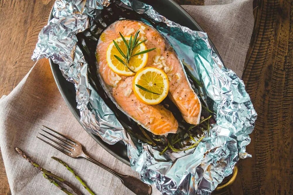 Рыба в духовке в фольге с овощами. Рыба с овощами в фольге. Мясо с овощами в фольге. Запеченная рыба. Запекания в фольге в духовке.