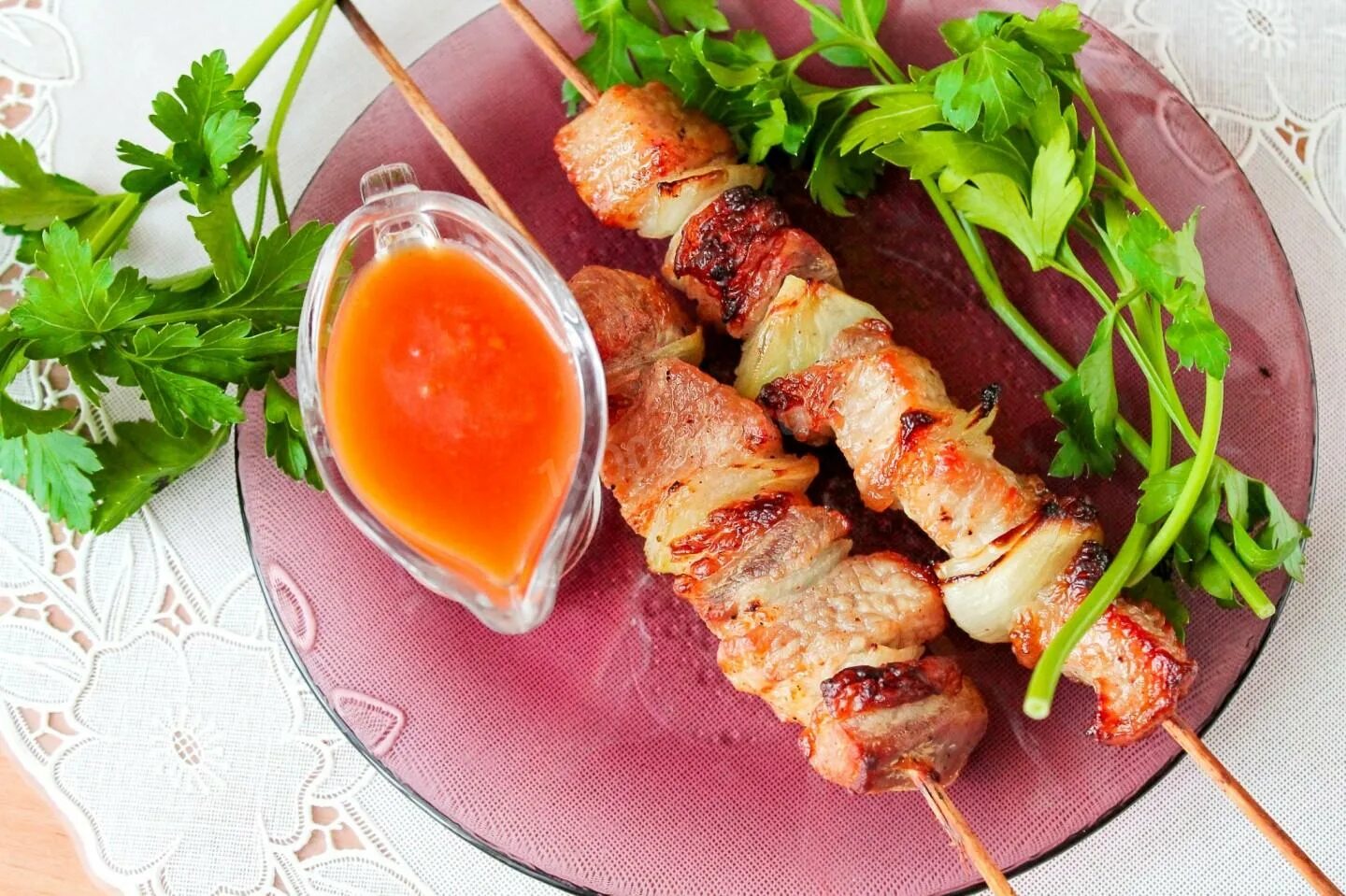 Самый простой шашлык из свинины. Шашлык из свинины. шашлык с луком. шашлык из свинины с луком. соус для шашлыка.